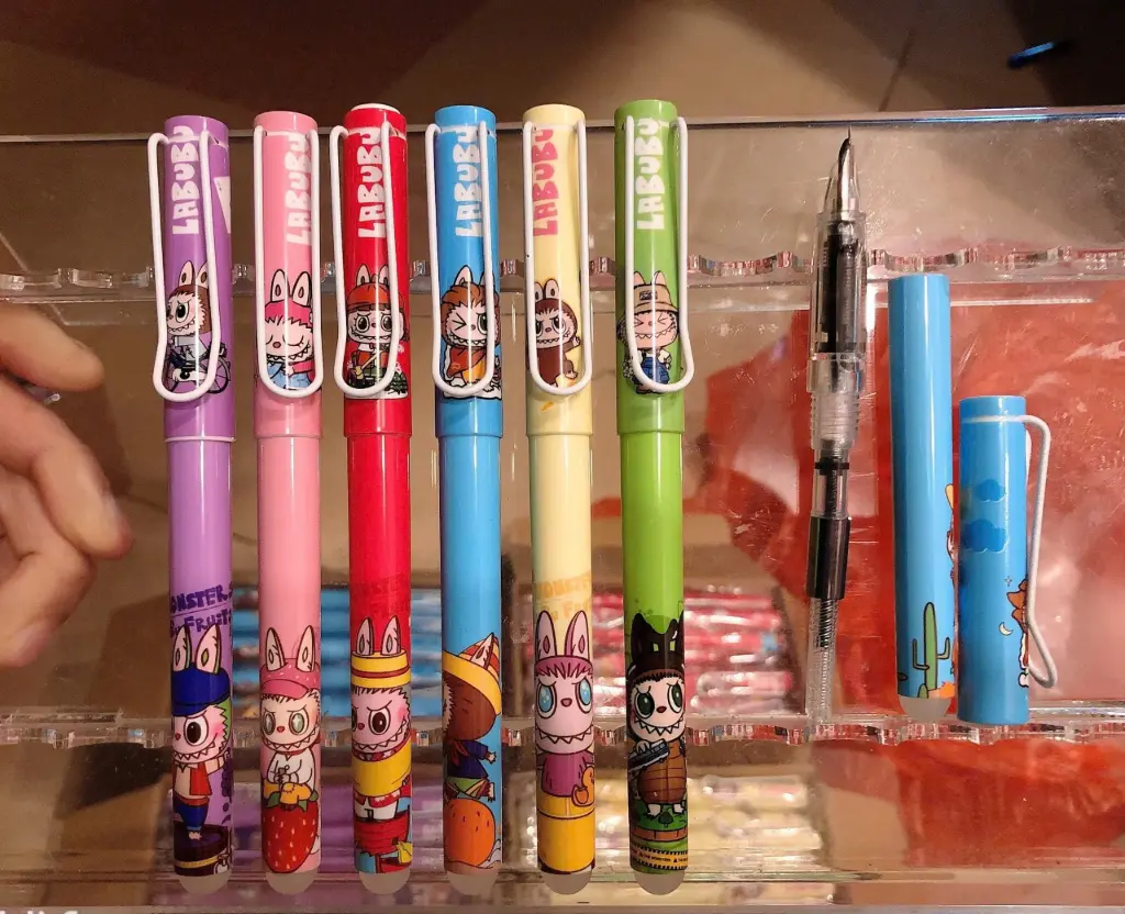bút mực xoá labubu